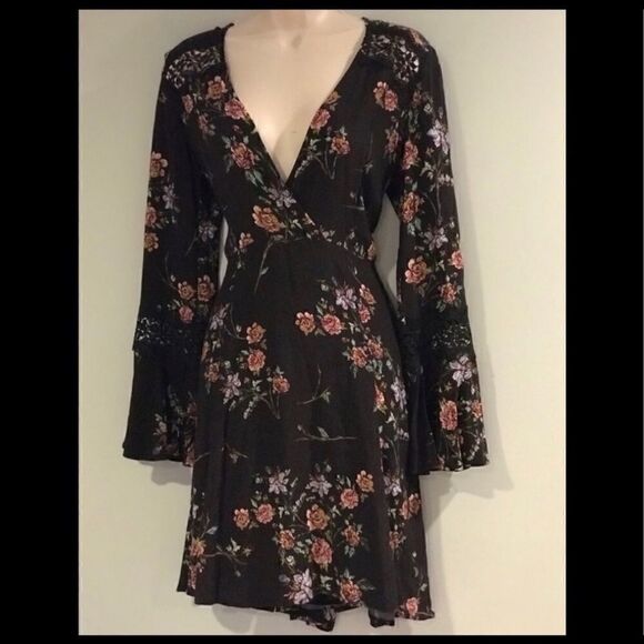 ASTRāTHEāLABELĀ LACEāDETAILāBELLāSLEEVEāDRESSāM - Picture 3 of 8